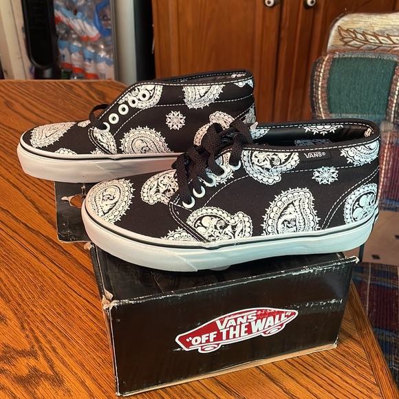 Vans Chukka Boot unisex in paisley skulls w 6.5, M 5 new with tags and box - Picture 4 of 14